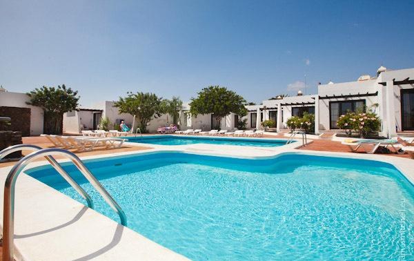 Piscina principal de Salmarina Bungalows
