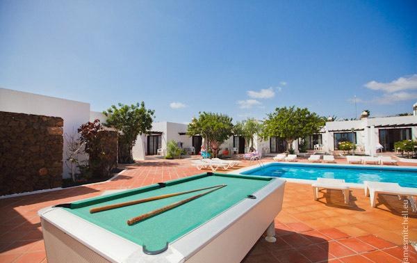 Mesa de billar junto a la piscina