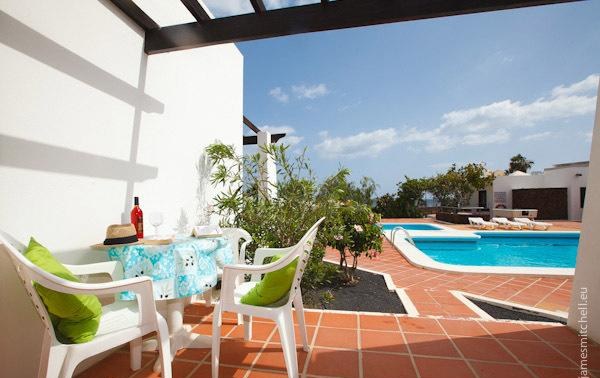 Terraza privada amueblada de un bungalow